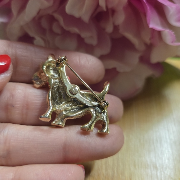 Vintage Gold Scottish Terrier Dog Brooch w/Red Collar&Green Eyes Signed Gerry's - Picture 2 of 3